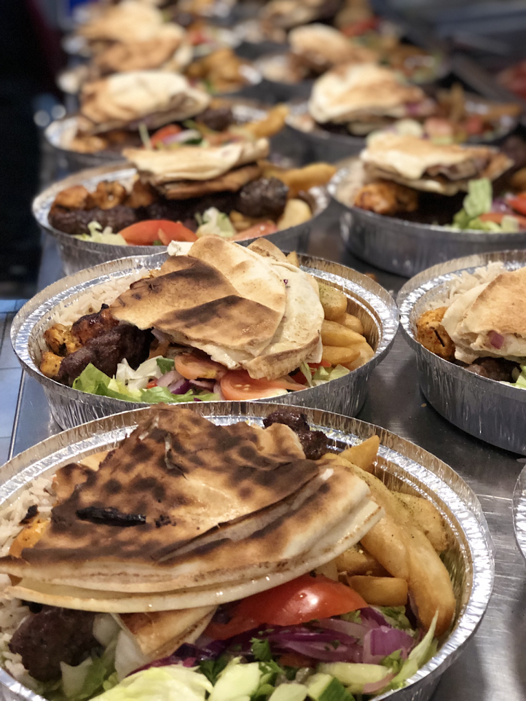 Gril au charbon en action chez Al Quds Grill